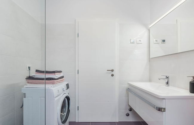 Villa in Novigrad With Private Pool and Beach - Photo 17