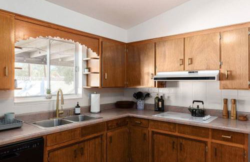 Stylish Mid-Century Oasis with Pool - Foto 20