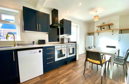Spacious 3 Bedroom House - 5 Minutes to the nearest Beach! - Great Location - Garden - Parking - Fast WiFi - Smart TV - Newly decorated - sleeps up to 7! Close to Poole & Bournemouth & Sandbanks - Foto 13