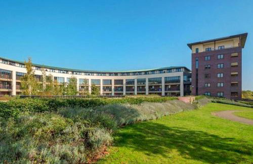 Beautiful City Centre Apartment with Free Parking, Fast-Wifi, SmartTV with Netflix and Private Garden by Yoko Property - Foto 25