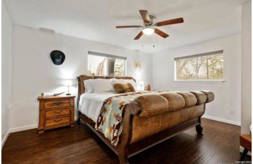 Experience Serenity in a 4BR3BA Downtown Home - Foto 23