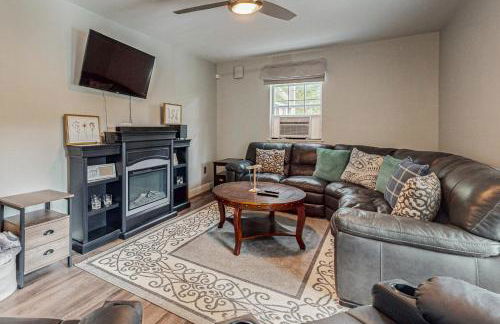 Lakefront Cabin Sleeps 14 - 2 Level Dock - Sun Deck - Foto 2