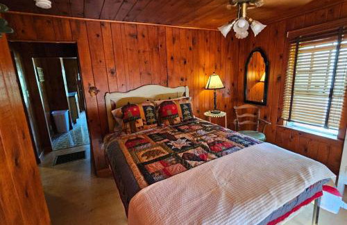 Cozy Cabin Retreat - Sleeps 8 - 1 Hr from STL - Foto 25