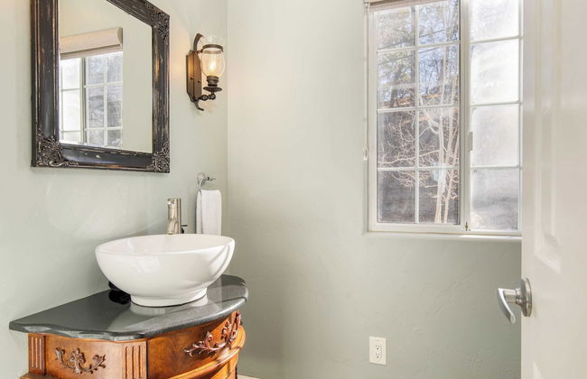 Blue Spruce by Avantstay Cozy Home w/ Dual Decks - Foto 13