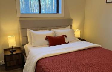 Poconos Chalet -Kayaks- HotTub-Karaoke-Lake - Foto 53