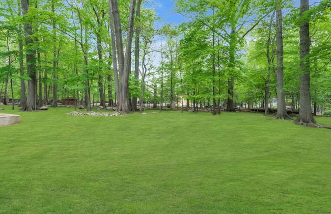 Fall Getaway With Hot Tub Fire Pit and Games - Photo 58