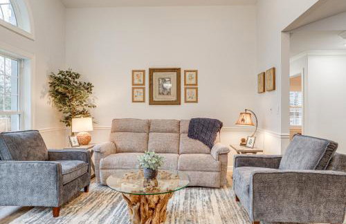 Riverfront Retreat with Fire Pit and Deck - Foto 7