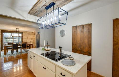 Large Home with Game Room, 4 Mi to Mississippi River - Foto 6