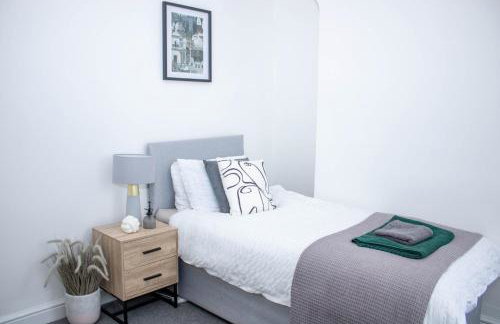 Templar House - Sleeps 6, Special Weekly Monthly Stay Rates, Central Location with FREE Parking, FREE WiFi, Perfect for ALTON TOWERS & M6 - Foto 16