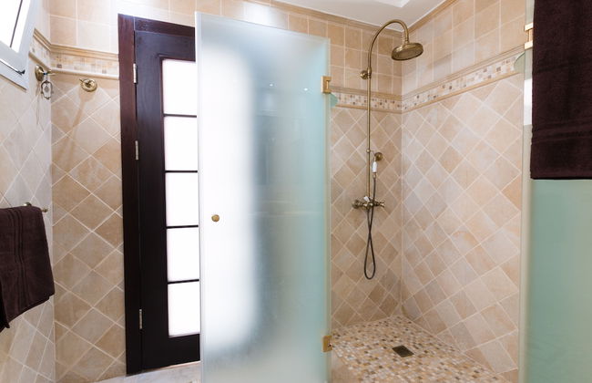 Apartment with Sauna, Hot Tub & Parking - Photo 27