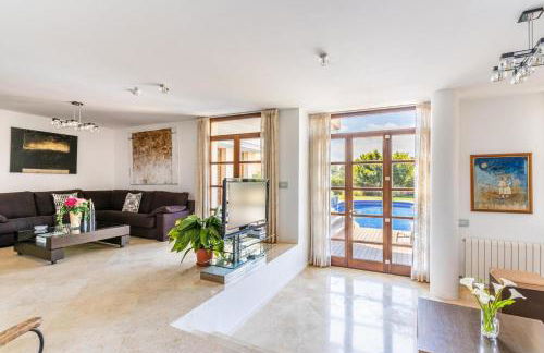 Villa de lujo con piscina, jacuzzi, jardín y terraza - Foto 10