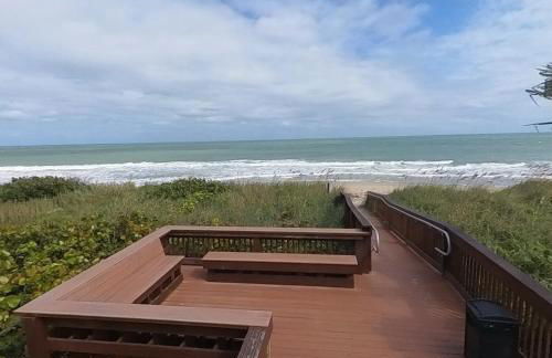 Oceanfront luxury at Hibiscus Breeze, charming 2/2 condo on North Hutchinson Island 3 Month Min - Photo 23
