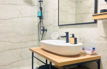 Modern Apartment with Fireplace & Stylish Kitchen - Photo 13