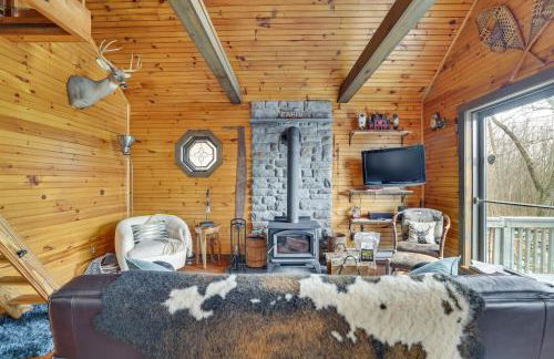 Deck and Forest Views Secluded Cresco Cabin! - Foto 4