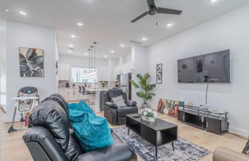 Cozy Duplex Mins to DT/ MCTR, free wi-fi/ Parking - Photo 1