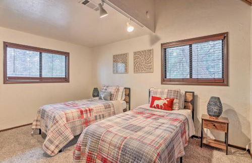 Woodsy Twin Peaks Getaway with Hot Tub and Views! - Foto 23