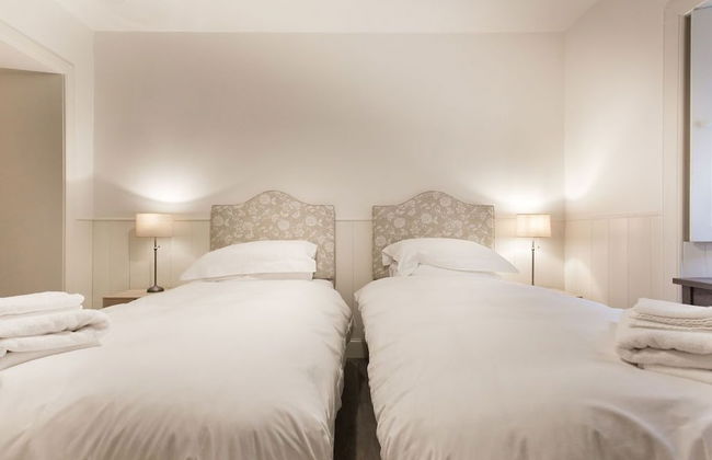 JOIVY Stunning 3 Bed Lodge With Gardens At Gilmerton House - Photo 6