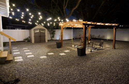 Cozy bungalow with Luxe Yard, Firepit, Pergola Area - Foto 15