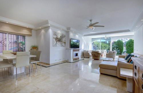 Large Ground Floor Apartment with Private Garden and Beach Access - Photo 29