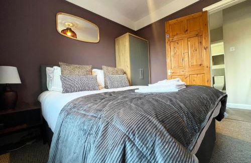 Recently Refurbished 3 Bedroom Home with Parking - Perfect for Longstays - Sleeps 8 - Photo 19