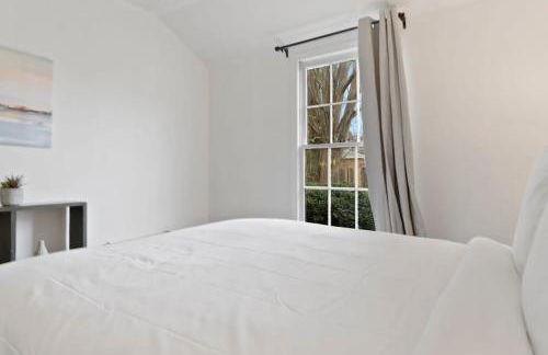 Large Fenced Yard near Midtown- Shamrock Stay - Foto 20