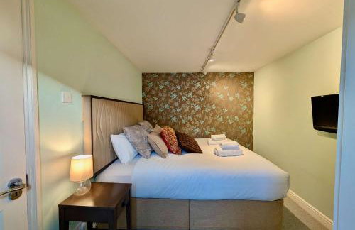 Stunning 4 Bedroom House in Old Windsor Perfect for Families & Groups - Foto 17