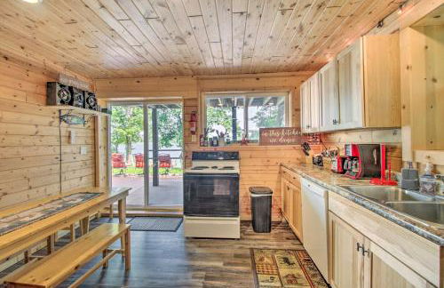 Big Lake Getaway with Private Beach and Fire Pit! - Foto 12