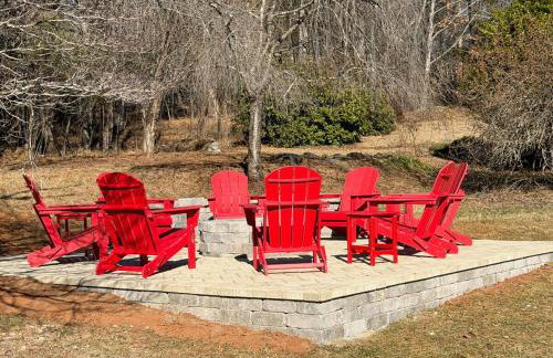 Family and Pet Friendly Retreat with Sauna, Firepit, Pond Views Near Route 151 Wineries - Foto 5