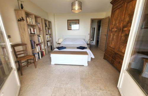 "La Colombe sous les Oliviers" Gîte jusqu'à 4 personnes - 75m2 - Sur Boooking - Rez de jardin Piscine Vue mer et lac - Foto 9