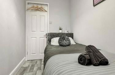 3 bed home in Tonypandy with Balcony View Room - Foto 27