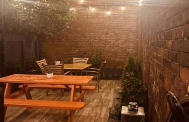 1850s historic Row House 7min train to NYC with private backyard - Foto 16