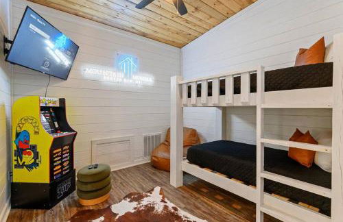 Luxury Winter Cabin! Hot Tub - Fire Pit - Decks - Game Room - Foto 16