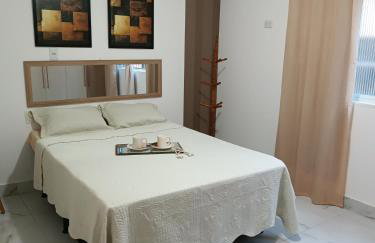 Barra - Espaçoso Apt frente Shopping Barra - 100 m2, 2 quartos, varanda, sala, banheiro e cozinha completa, 2 camas casal, 1 cama de solteiro, 1 sofá cama - Foto 33