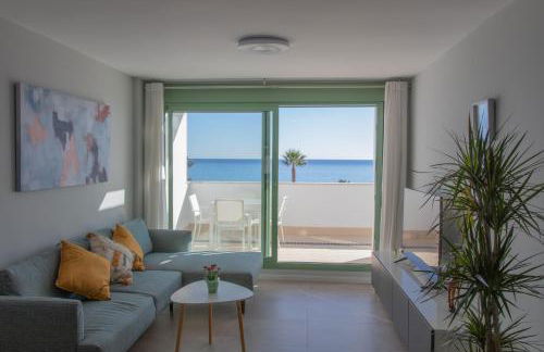 Precioso apartamento frente a la playa con piscina - Foto 1