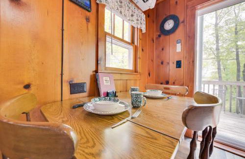 Near Snowmobiling! Carp Lake Cottage with Fire Pit - Foto 7