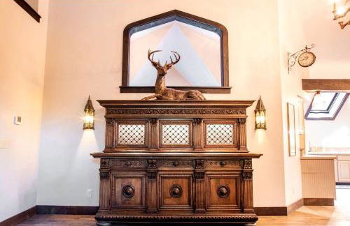 Castle Gatehouse Rental for a Unique Getaway near Bolton Landing, New York - Foto 29