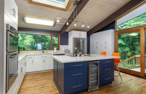 Retro Metro Deck House MCM Gem with Hot Tub & Spectacular Views! - Foto 22