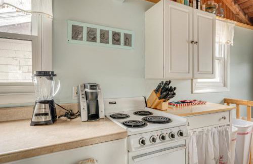 Rockport Cottage with Patio - Steps to Beach! - Foto 8