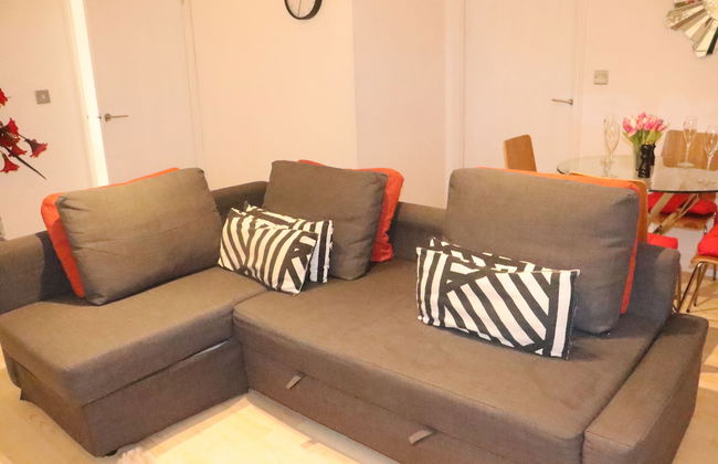 Skyline Haven Modern 2BR w/ Free Parking & 4kTV - Photo 18