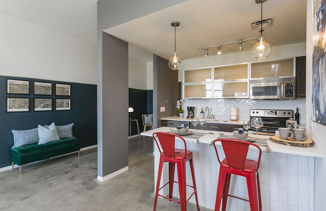 Mid Century Modern Downtown Condo | 30+ Night Min - Foto 13