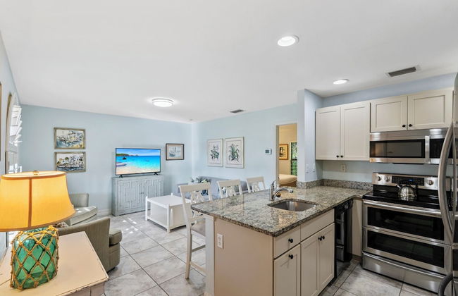 Le Monaco - Romantic 1 BR Condo Steps from 5th Ave S. Chic Coastal Retreat with King Bed and Beach Access. Perfect Location for Couples Near Dining, Shopping, and Naples Beach - Photo 7