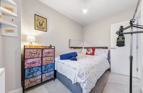 The Lumos House - 4 Bed Home w Parking near Harry Potter Studios - Foto 23