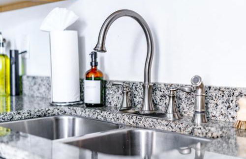 Jungle House Luxury Homes - Columbus Downtown Short North - Steps to Convention Center & Nationwide Arena - Sleeps up to 6 - Free Parking - Over 5,800 Five Stars - Foto 60