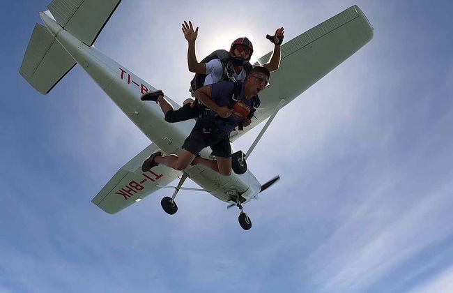 Salto de paraquedas em Manuel Antonio - Foto 1
