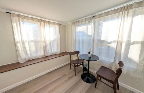 Modern Norwalk Retreat 2 King Suites Sunroom - Foto 5