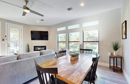 Stunning Lake House with Spacious Bedrooms - Minutes to Local Attractions - Photo 6