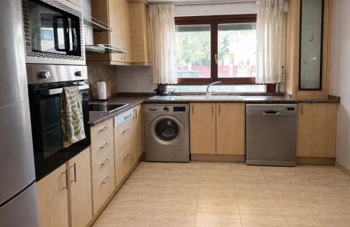 Amplio y Cómodo chalet a 15 minutos del centro con piscina y pistas de tenis - Foto 9