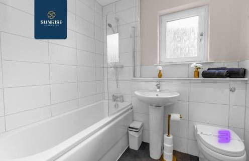 L2 - INVOICE and REDUCED PRICE only via SUNRISE SHORT LETS DUNDEE, Stunning 4 Bed House with 6 Beds and 3 bathrooms, TVs in each room, Free Parking, Fully Equipped, Local Amenities, Easy Ring Road Access, Special Rates and ONLY 9 Mins to STANNERGATE Ports - Foto 16