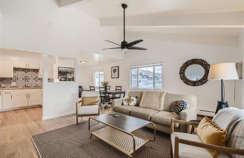 Natural Light, High-Vaulted Ceilings Apartment and Garage - Foto 1