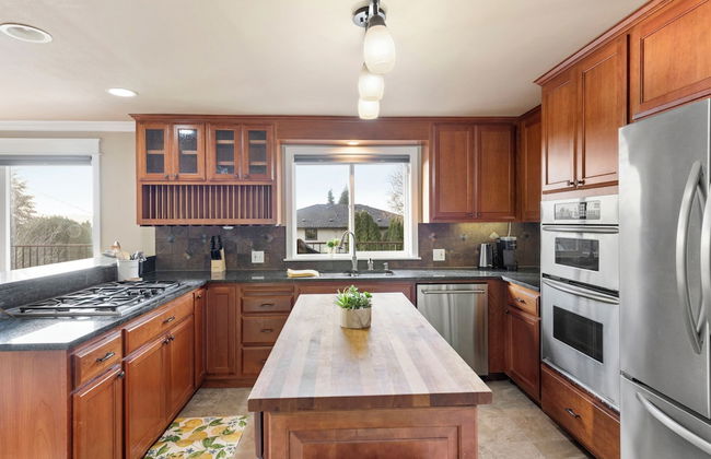 Renton Lakeside Oasis, Lakeview, 4B 2.5B, Spacious - Photo 9